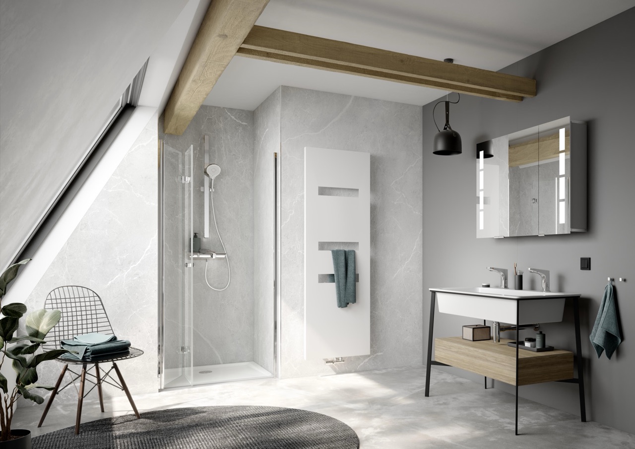 Fugenloses saniertes Badezimmer mit modernem weißen Heizkörper, Doppelwaschbecken und bodentiefer Dusche mit Drehfalttür